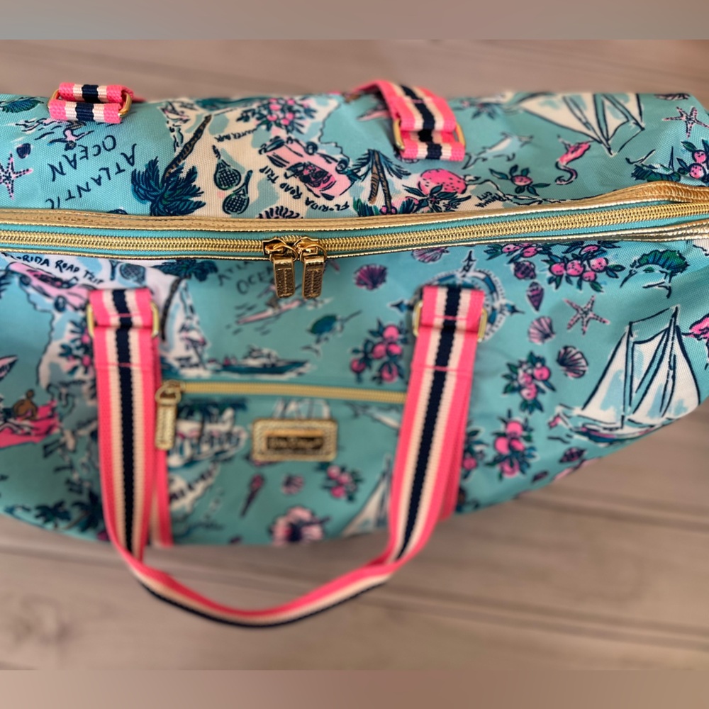 Lilly Pulitzer Amalfi blue overnight duffle bag with removable shoulder strap. - Picture 8 of 11
